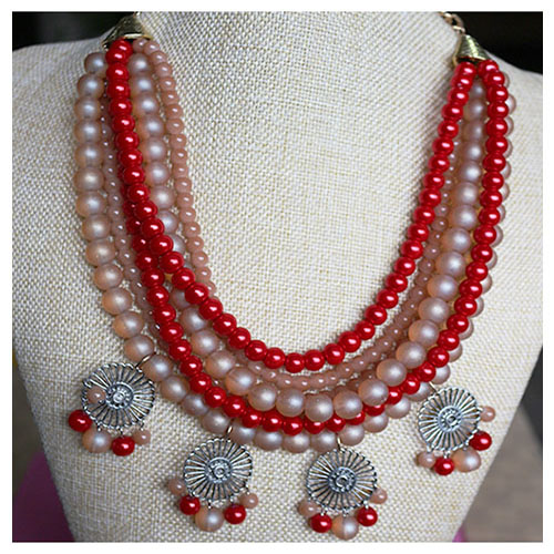Pearl color, highlight color, glass / acrylic necklace